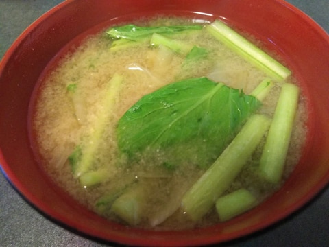 カブの葉と玉ねぎの味噌汁